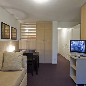 https://mona-lisa-les-terrasses-de-labrau.fr-provencehotel.com