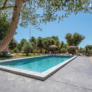 https://mas-la-cheneraie-lourmarin.fr-provencehotel.com